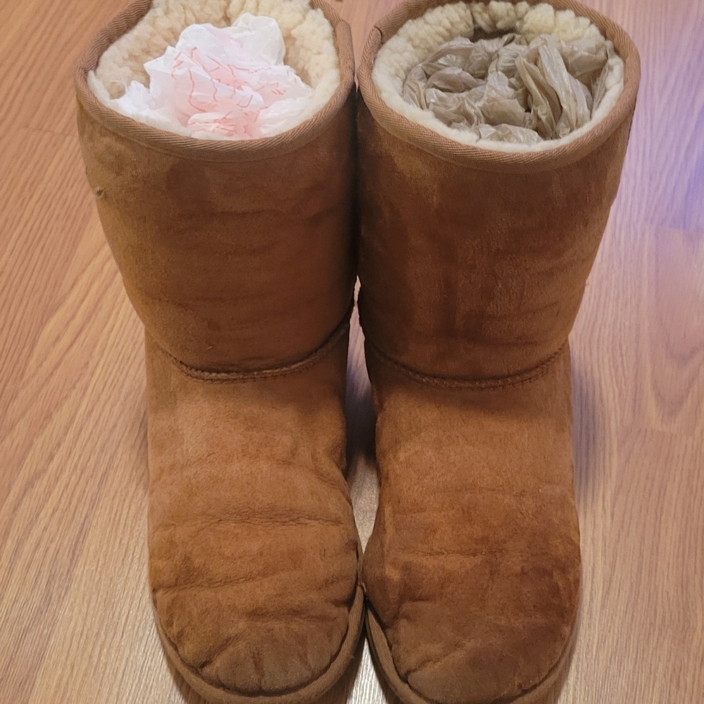 UGG Classic Short Suede Boots in Chestnut Color Size 6- has some rips